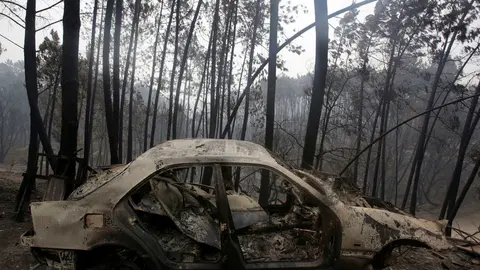 Un coche completamente calcinado en el incendio de Portugal