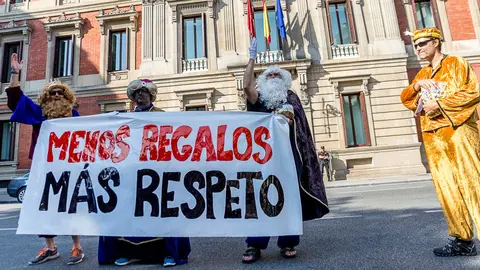 Policías locales y forales de Navarra realizan un 'show real' frente al Parlamento para mostrar el rechazo a la Ley de Policías de Navarra (12). IÑIGO ALZUGARAY