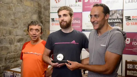 La peña La Jarana informa sobre la persona galardonada con el XVII Premio El Bombo de La Jarana, la Carrera del Encierro y el libro _75 años en azul y blanco. Historia de La Jara