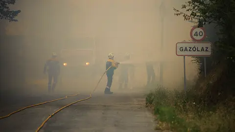 Los vecinos de Gazólaz son desalojados tras el incendio desatado en la vecina Arazuri. MIGUEL OSÉS (19)