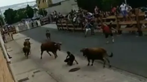 Captura del vídeo del encierro de Orcoyen en el que un mozo ha estado a punto de ser corneado en cinco ocasiones FACEBOOK