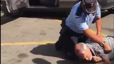 Brutal detención de un anciano en Cataluña por aparcar mal el coche.