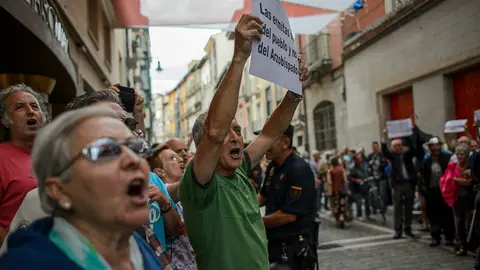 Personas se manifiestan contra La Iglesia. PABLO LASAOSA 08