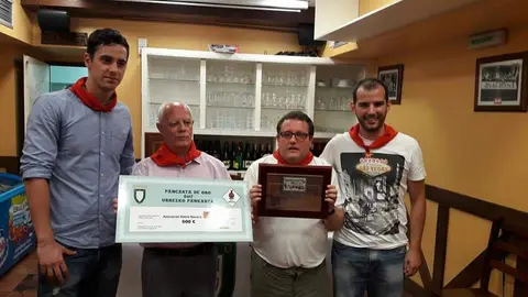 La Peña Anaitasuna ha hecho entrega de su premio Pancarta de Oro a Iñigo Juango IMAGEN CEDIDA