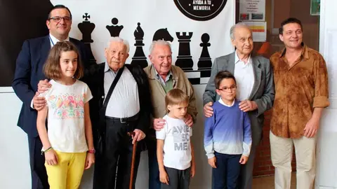 Participantes en el II Torneo Internacional Solidario de Ajedrez celebrado en Pamplona. S. REDÍN (1)