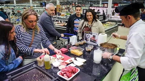 Degustación del toro de lidia en E. Leclerc. MIGUEL OSÉS (6)