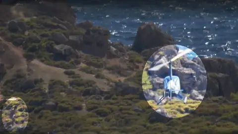 Fotograma del vídeo capturado del bañista regresando al helicóptero