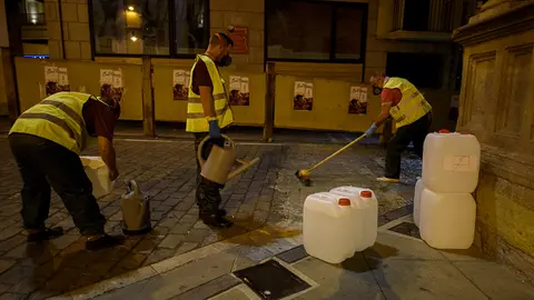 Limpieza y aplique del líquido antideslizante en parte del recorrido del encierro. PABLO LASAOSA 05