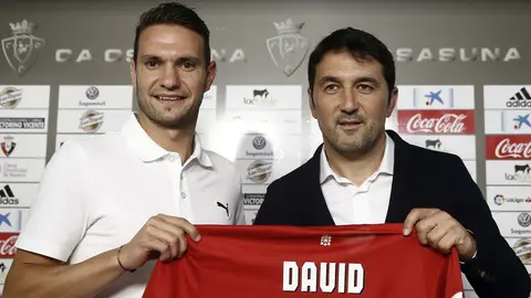 El futbolista David Rodríguez (i) posa junto al director deportivo de Osasuna, Braulio Vázquez, en El Sadar durante su presentación como nuevo jugador del equipo navarro para la próxima temporada. EFE/Jesús Diges