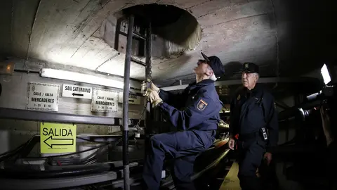 GRA309. PAMPLONA, 04/07/2017.- Efectivos de la Unidad de Subsuelo de la Policía Nacional comprueban que se encuentre totalmente cerrada una de las tapas del alcantarillado justo debajo de la Plaza del Ayuntamiento de Pamplona donde el próximo jueves se darán cita miles de personas con el lanzamiento del cohete anunciador de las fiestas de San Fermin 2017. EFE/Jesús Diges