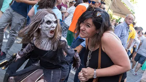 Los caminantes blancos de Juego de Tronos realizan su particular encierro en la calle Estafeta (33). IÑIGO ALZUGARAY