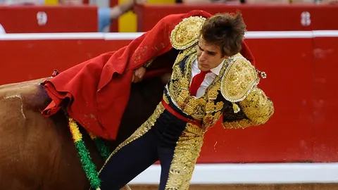 El novillero Javier Marín sufre un susto en su segunda faena en la Feria del Toro de 2017 en Sanfermines. MIGUEL OSÉS (3)