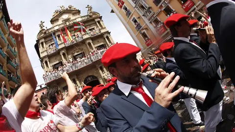 Cientos de personas festejan el inicio de las Fiestas de San Fermín 2017 tras el lanzamiento del tradicional chupinazo desde el balcón del Ayuntamiento de Pamplona. EFE/Javier Lizón
