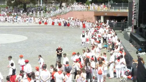 Festival de danzas en la Plaza de los Fueros.