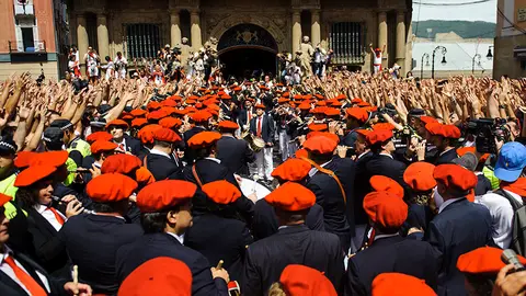 Sslida de los Gaiteros desde el Ayuntamiento el 7 de Julio de 2017. MIGUEL OSÉS_4