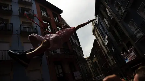 Los guiris llegan hasta la fuente de Navarreria para lanzarse tras el Chupinazo de los Sanfermines 2017. MIGUEL OSÉS_19
