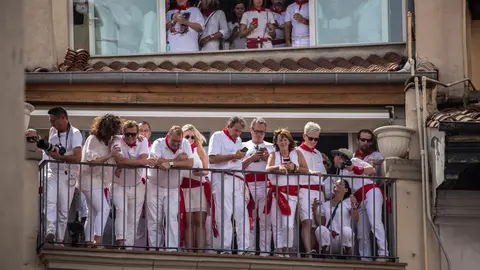 Cientos de personas asisten al Chupinazo que da comienzo a las fiestas de San Fermin en Pamplona. MAITE H MATEO (7)