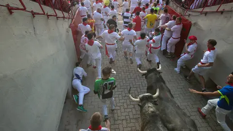 Los toros de Cebada Gago entran al callejón de la plaza de toros en el primer encierro de San Fermín 2017. MAITE H. MATEO (2)