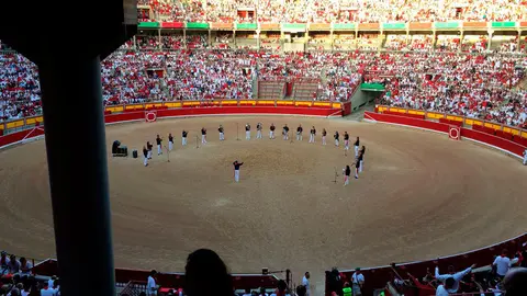 La banda del maestro Bravo interpreta los primeros compases para amenizar la espera del encierro en la plaza de toros de Pamplona.
