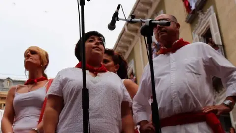 Momento de la jota dedicada a San Fermín en la Plaza del Consejo. S.REDIN