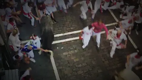 Cogida de 'Punterito' en el primer encierro