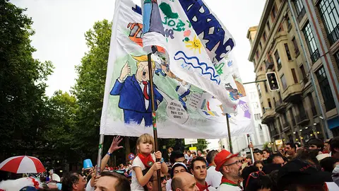 Salida de las Peñas tras la primera corrida de los Sanfermines de 2017. MIGUEL OSÉS_22