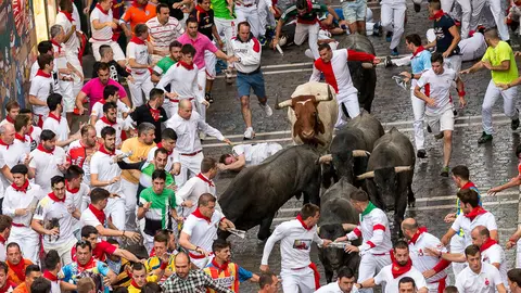 Segundo encierro de San Fermín 2017 con toros de José Escolar  a su paso por el tramo final de Estafeta. (01). IÑIGO ALZUGARAY