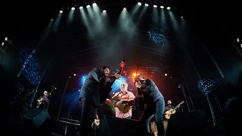 El grupo los Gipsy Kings ofrece un concierto en la Plaza de los Fueros de Pamplona el día 7 de San Fermín DANIEL FERNÁNDEZ13