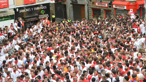 Masificación en el encierro de San Fermín, con el último toro de José Escolar llegando a la plaza IOSU PEZONAGA