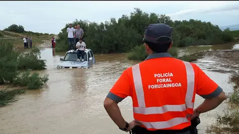 Policía Foral rescata en Bargota a unos vecinos atrapados por la lluvia