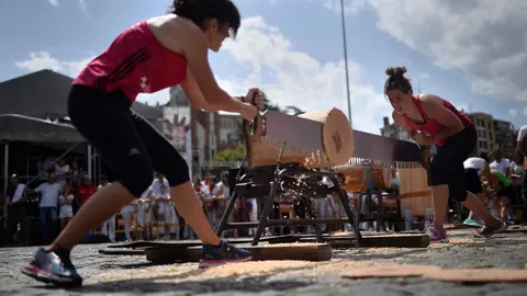 Deporte rural en la Plaza de los Fueros REUTERS