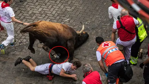 Secuencia en la que el toro 'Huracán' le roba el pasaporte a un mozo tras caerse la bajada al callejón. MAITE H. MATEO.