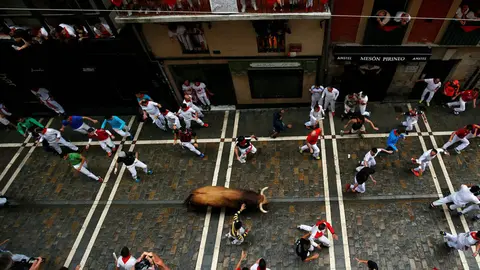 Tercer encierro de los toros de Puerto de San Lorenzo en Estafeta 23 REUTERS