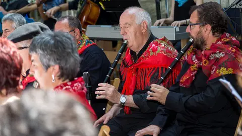 58 edición del Alarde de Txistularis celebrado en la plaza de San José (04). IÑIGO ALZUGARAY