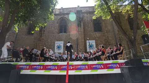 58 edición del Alarde de Txistularis celebrado en la plaza de San José (09). IÑIGO ALZUGARAY