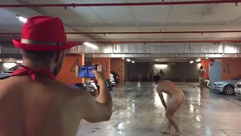 La gamberrada de un grupo de jóvenes deslizándose desnudos sobre una pátina de agua y jabón en el parking de Baluarte