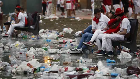 GRA063. PAMPLONA, 09/07/2017.- Aspecto que presenta la Plaza del Castillo de Pamplona tras una noche en la que la capital navarra ha notado este fin de semana la afluencia de visitantes. EFE/Jesús Diges