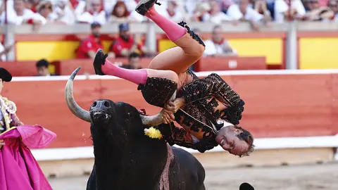 GRA201. PAMPLONA, 09/07/2017.- El banderillero Pablo Saugar "Pirri es cogido por el primer toro del lote del diestro Curro Díaz, durante la tercera corrida de los Sanfermines 2017 que se celebra hoy en Pamplona. El astado, de la ganadería de El Puerto de San Lorenzo, le ha inferido al banderillero una cornada en el vientre, de la que está siendo operado en estos momentos en la enfermería de la plaza. EFE/Jesús Diges