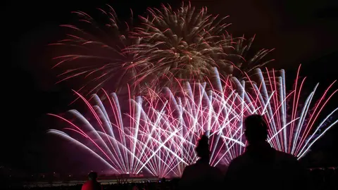 GRA269. PAMPLONA (NAVARRA), 09/07/2017.- Miles de personas se acercan cada noche de San Fermín al parque de la Vuelta del Castillo de Pamplona, para disfrutar de la colección de fuegos artificiales que ilumina el cielo de la capital navarra. EFE/Villar López.
