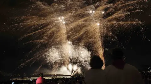 GRA271. PAMPLONA (NAVARRA), 09/07/2017.- Miles de personas se acercan cada noche de San Fermín al parque de la Vuelta del Castillo de Pamplona, para disfrutar de la colección de fuegos artificiales que ilumina el cielo de la capital navarra. EFE/Villar López.