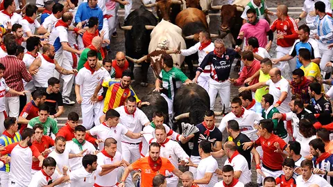 Cuarto encierro de los sanfermines con la ganadería de Fuente Ymbro en el tramo de Telefónica (1) MIGUEL OSÉS.