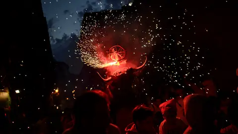 El toro de fuego recorre las calles de Pamplona una noche más. PABLO LASAOSA.