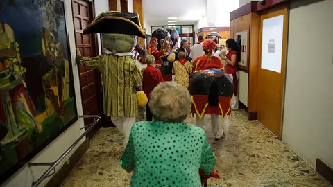 Salida de la Comparsa por las calles de Pamplona, con una visita a la Misericordia durante los sanfermines de 2017. MIGUEL OSÉS_5