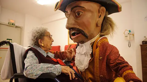 Salida de la Comparsa por las calles de Pamplona, con una visita a la Misericordia durante los sanfermines de 2017. MIGUEL OSÉS_12