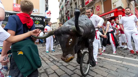 Sanfermines 2017. Encierro Chiqui entre Santo Domingo y la Plaza del Ayuntamiento organizado por un grupo de corredores y la Federación de Peñas de Pamplona. IÑIGO ALZUGARAY