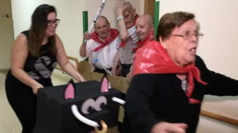 Encierro protagonizado por los abuelos más intrépidos de la residencia Cervantes, de la localidad conquense de Villamayor de Santiago FACEBOOK