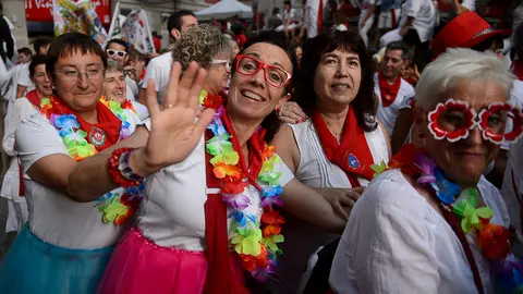 Las peñas salen de la Plaza de Toros de Pamplona tras la corrida de toros de Fuente Ymbro en San Fermín 2017. PABLO LASAOSA 19