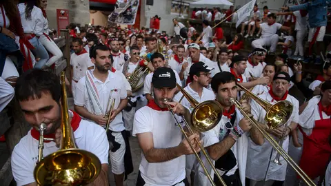 Las peñas salen de la Plaza de Toros de Pamplona tras la corrida de toros de Fuente Ymbro en San Fermín 2017. PABLO LASAOSA 31