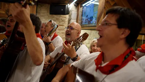 La Cofradía de San Saturnino anima con música las calles de Pamplona durante las fiestas de San Fermín. PABLO LASAOSA (2)
