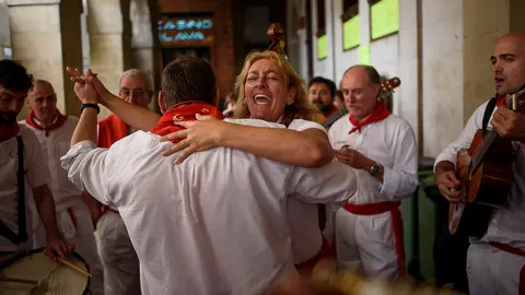 La Cofradía de San Saturnino anima con música las calles de Pamplona durante las fiestas de San Fermín. PABLO LASAOSA (17)